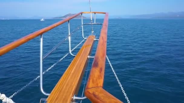 Розкішна яхта під час морської подорожі — стокове відео