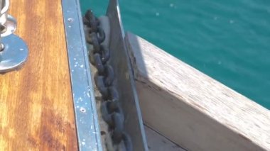 Bir windlass kullanarak çapa kaldırma işlemi.