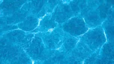 Mavi yüzey su havuzu