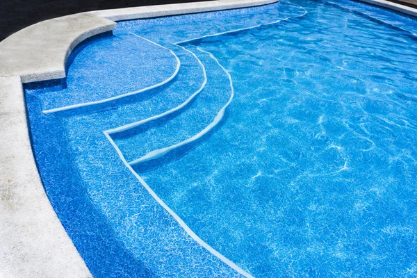 Μπλε επιφανειακά νερά στην πισίνα. Άκρη της πισίνας. Εικόνα Αρχείου