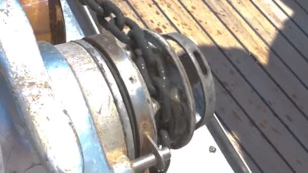 El proceso de levantar el ancla usando un molinete . — Vídeos de Stock