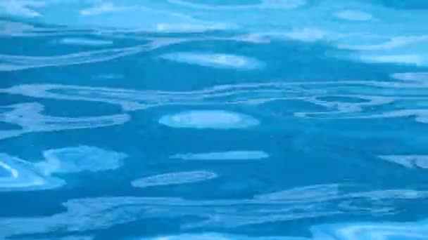 Blauwe oppervlaktewater in het zwembad — Stockvideo