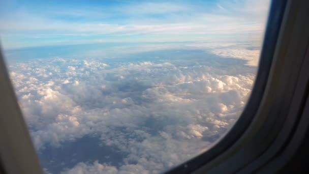 Uçağın penceresinde görüldüğü gibi bulutlar, gökyüzü