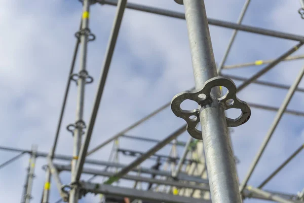 Uitgebreide steigers metalen ligger platformen voorziet fase structuur ondersteuning — Stockfoto