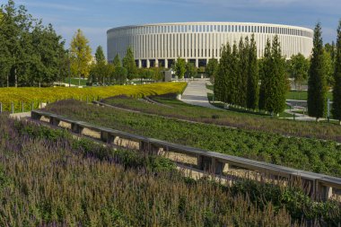 Krasnodar, Rusya - 01 Ekim 2019: 01 Ekim 2019 tarihinde Fc Krasnodar stadyumunun önünde yeşil ağaçları park edin