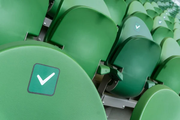 Prázdná plastová sedadla na stadionu. Samolepky určené k podpoře sociálního distancování v aréně. — Stock fotografie