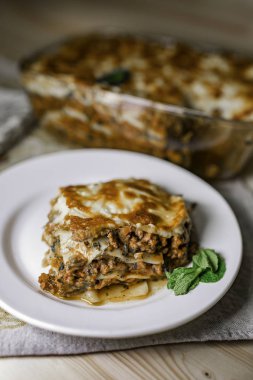 Ev yapımı et lazanya ahşap tablo