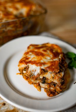 Ev yapımı et lazanya ahşap tablo