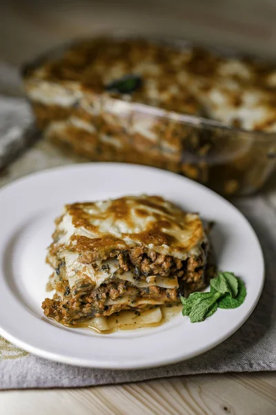 Ev yapımı et lazanya ahşap tablo