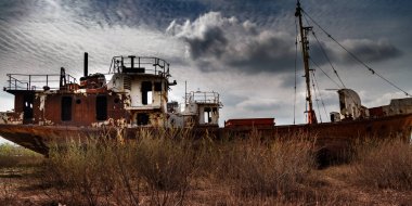 Sahilde eski paslı gemi