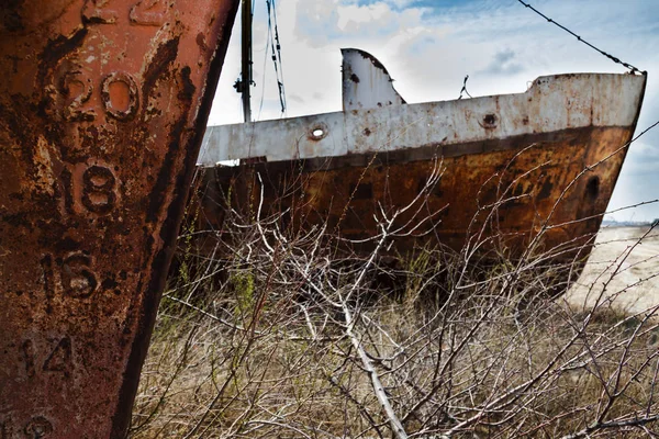 Velho navio enferrujado na costa — Fotografia de Stock
