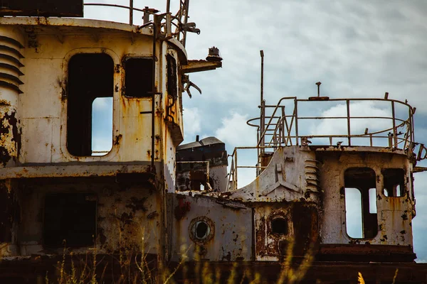 Vecchia nave arrugginita sulla riva — Foto Stock