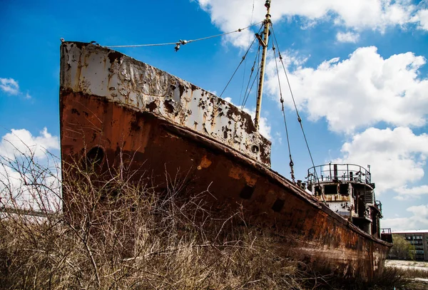 Vecchia nave arrugginita sulla riva — Foto Stock