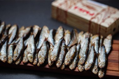 Sıcak füme bir kesme tahtası üzerinde sprat
