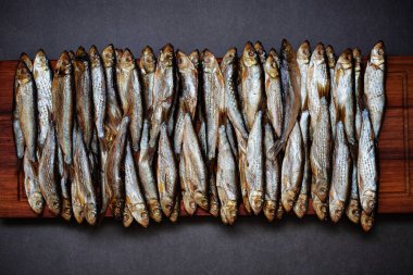 Sıcak füme bir kesme tahtası üzerinde sprat