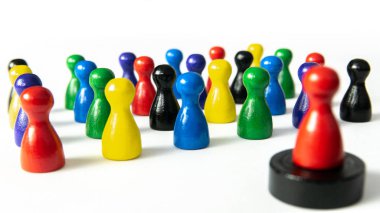 Mutli renkli kalabalığın önünde liderin soyut iş konuşması