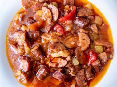 Ketogenic yemek, sosis, domuz pastırması, biber ve domates ile yağ Letcho