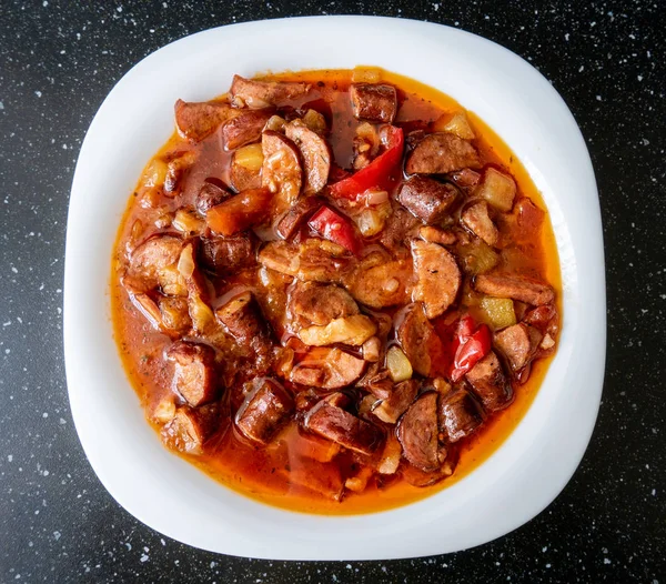 Ketogenic yemek, sosis, domuz pastırması, biber ve domates ile yağ Letcho