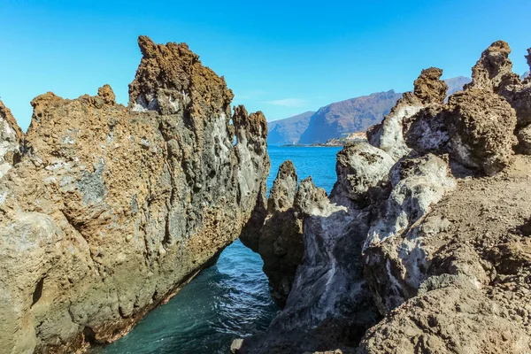 Escarpados acantilados de roca de lava. Horizonte azul del mar, fondo natural del cielo . — Foto de Stock