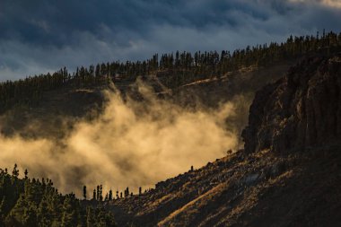 Kanarya Adaları Tenerife Dağları bulutlar üzerinde büyülü günbatımı