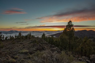 Kanarya Adaları Tenerife Dağları bulutlar üzerinde büyülü günbatımı