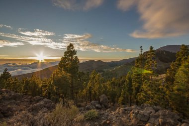 Kanarya Adaları Tenerife Dağları bulutlar üzerinde büyülü günbatımı