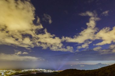 Kanarya Adaları Tenerife Dağları bulutlar üzerinde büyülü günbatımı