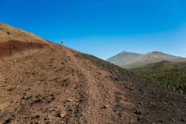 Beyaz kar lekeleri ile dağ Teide, kısmen bulutlar kaplı. Parlak mavi gökyüzü. Teide National Park, Tenerife, Kanarya Adaları, Ispanya.