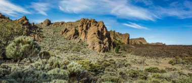 Beyaz kar lekeleri ile dağ Teide, kısmen bulutlar kaplı. Parlak mavi gökyüzü. Teide National Park, Tenerife, Kanarya Adaları, Ispanya.