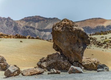 Beyaz kar lekeleri ile dağ Teide, kısmen bulutlar kaplı. Parlak mavi gökyüzü. Teide National Park, Tenerife, Kanarya Adaları, Ispanya.