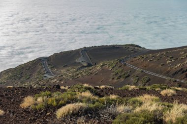 Kanarya Adaları Tenerife Dağları bulutlar üzerinde büyülü günbatımı