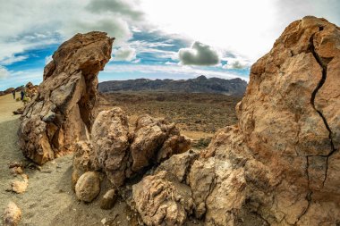Beyaz kar lekeleri ile dağ Teide, kısmen bulutlar kaplı. Parlak mavi gökyüzü. Teide National Park, Tenerife, Kanarya Adaları, Ispanya.