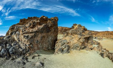 Beyaz kar lekeleri ile dağ Teide, kısmen bulutlar kaplı. Parlak mavi gökyüzü. Teide National Park, Tenerife, Kanarya Adaları, Ispanya.