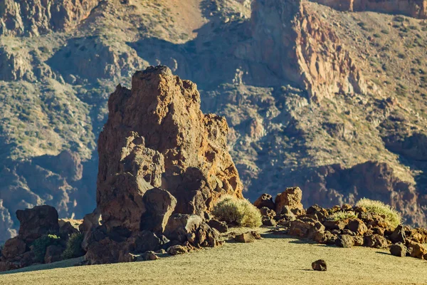 Wulkaniczny krajobraz Teneryfy z suchym skały lawy na pierwszym planie. Wyspy Kanaryjskie, Hiszpania. Park Narodowy Teide. — Zdjęcie stockowe