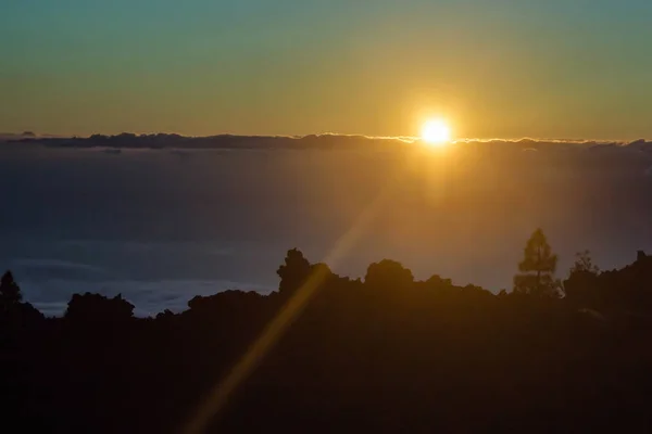 Magische zonsondergang boven de wolken in de bergen van Tenerife op de Canarische eilanden — Stockfoto