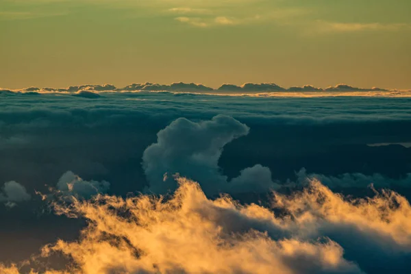 Magische zonsondergang boven de wolken in de bergen van Tenerife op de Canarische eilanden — Stockfoto