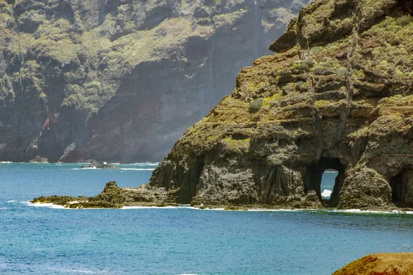 Escarpados acantilados de roca de lava. Horizonte azul del mar, fondo natural del cielo . — Foto de Stock