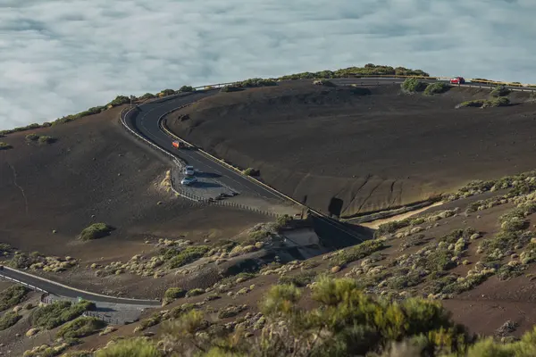 Magico tramonto sopra le nuvole tra le montagne di Tenerife nelle Isole Canarie — Foto Stock