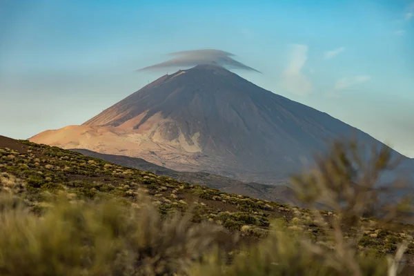 Mountain Teide med vita snö fläckar, delvis täckt av molnen. Klarblå himmel. Nationalparken Teide, Teneriffa, Kanarie öarna, Spanien. — Stockfoto