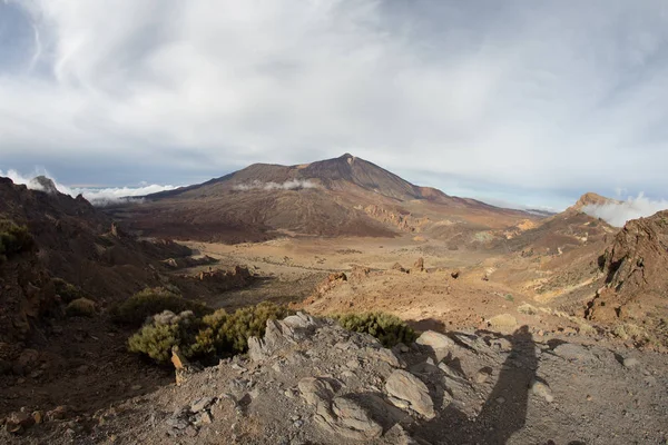 Hegyi Teide fehér hó foltok, részben fedezi a felhők. Ragyogó kék ég. Teide National Park, Tenerife, Kanári-szigetek, Spanyolország. — Stock Fotó