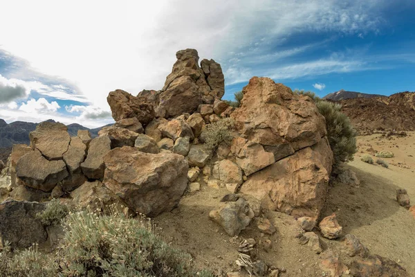 Beyaz kar lekeleri ile dağ Teide, kısmen bulutlar kaplı. Parlak mavi gökyüzü. Teide National Park, Tenerife, Kanarya Adaları, Ispanya.