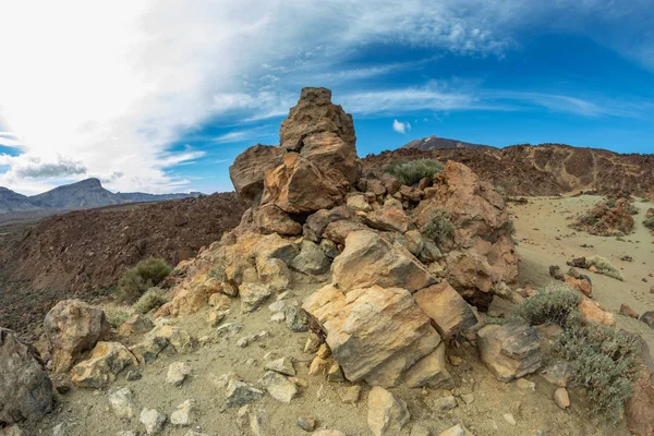 Hegyi Teide fehér hó foltok, részben fedezi a felhők. Ragyogó kék ég. Teide National Park, Tenerife, Kanári-szigetek, Spanyolország. — Stock Fotó