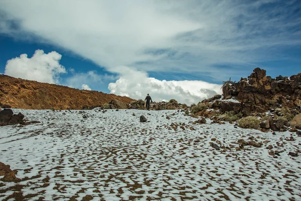 泰德山有白色的雪点, 部分被云层覆盖。明亮的蓝天。西班牙加那利群岛特内里费岛泰德国家公园. — 图库照片