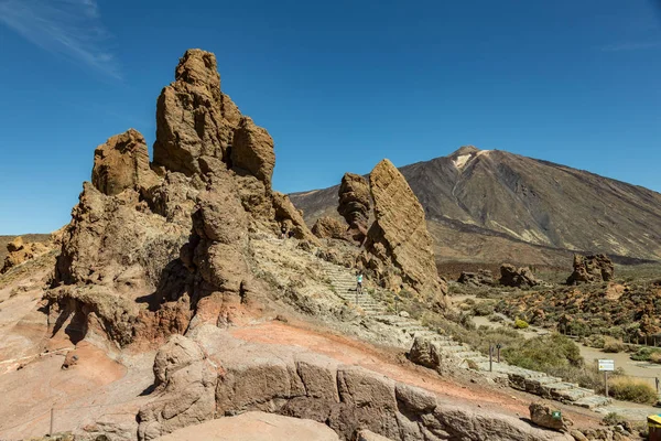 Mountain Teide med vita snö fläckar, delvis täckt av molnen. Klarblå himmel. Nationalparken Teide, Teneriffa, Kanarie öarna, Spanien. — Stockfoto