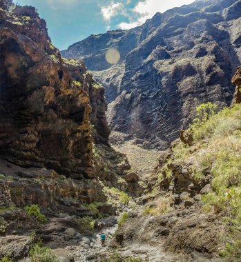 Masca Gorge Rocks, Tenerife, katılaştırılmış volkanik lav akışı katmanları ve kemer oluşumu gösteren. Ravine veya Barranco 900 m irtifada okyanus aşağı yol açar.