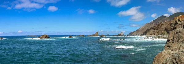 Vista panorámica de los acantilados de Anaga y rocas solitarias que sobresalen de la espuma marina en la costa norte de la isla Tenerife, España — Foto de Stock