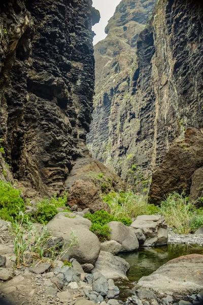 Rocks in the Masca gorge, Tenerife, showing solidified volcanic lava flow layers and arch formation. Le ravin ou barranco descend vers l'océan à partir d'une altitude de 900 m . — Photo