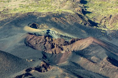 Farklı Renk Dağlar ve Volkan Teide etrafında lav alanları. 1798 yıl patlaması kraterler, gün batımı zamanı. Uzun lens atışı. Teide Ulusal Parkı, Tenerife, Kanarya Adaları, İspanya