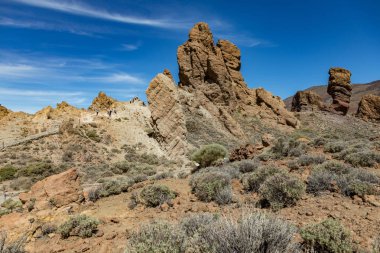 Tenerife'deki Teide Dağı'nın en tanınabilir manzarası. Sahnede ünlü kaya, Cinchado, Los Roques de Garcia ile Tenerife milli parkta güzel manzara