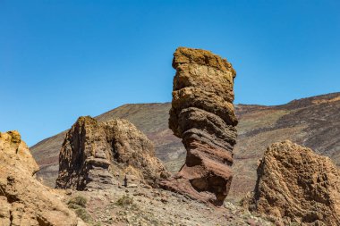 Tenerife'deki Teide Dağı'nın en tanınabilir manzarası. Sahnede ünlü kaya, Cinchado, Los Roques de Garcia ile Tenerife milli parkta güzel manzara